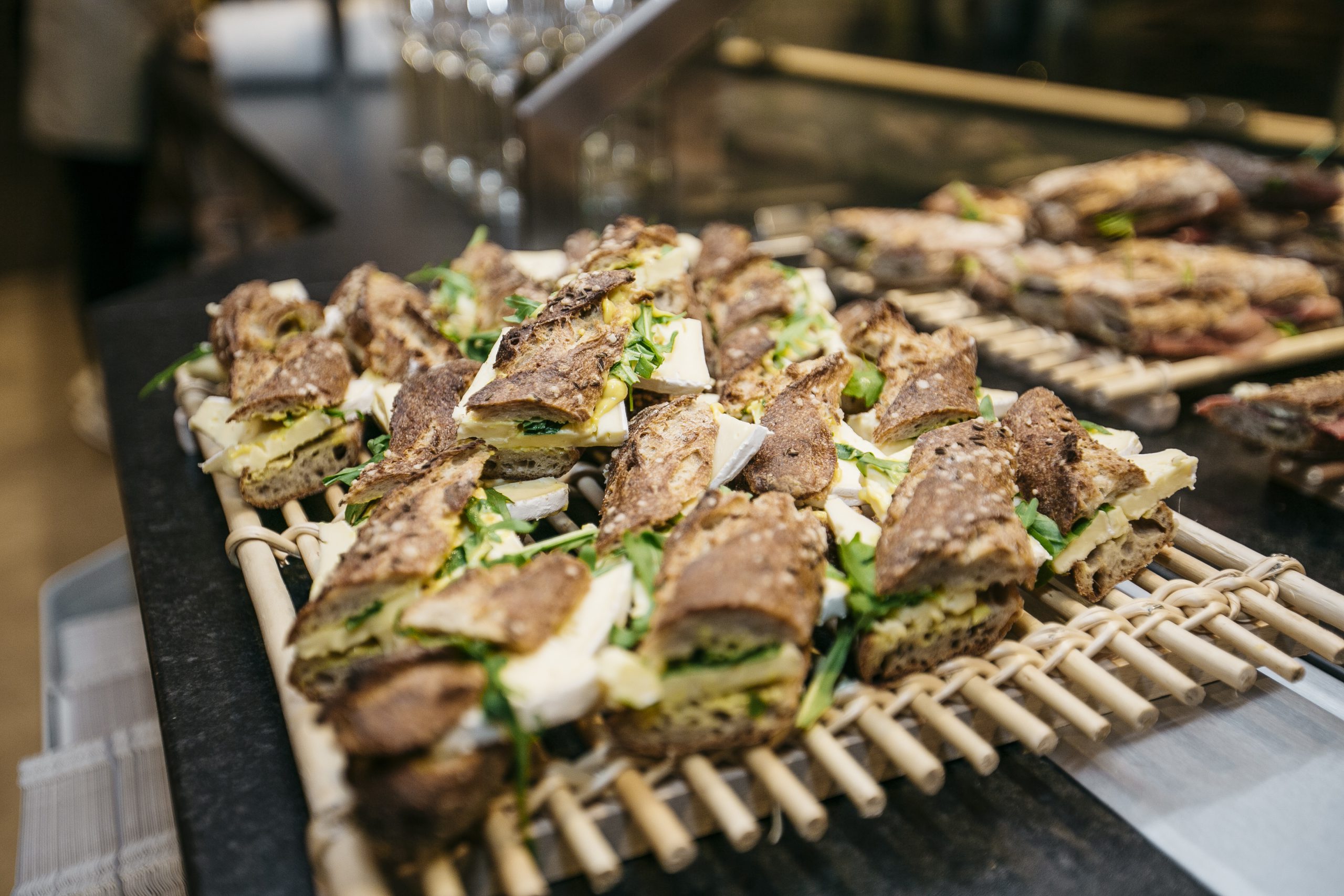 Belegte Baguette-Hälften, frisch zubereitet