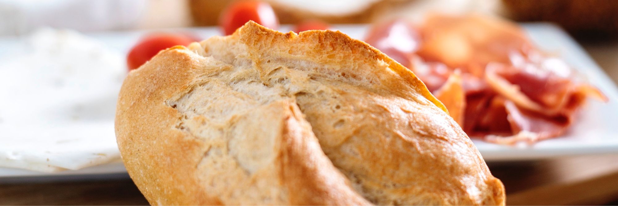 Nahaufnahme eines frischen Sonntagsbrötchens